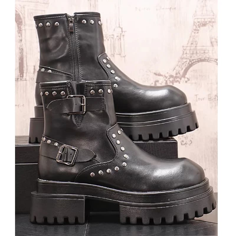 Stivaletti da uomo con cinturino con fibbia e plateau con borchie nere 2026 Stivali da moto con cerniera laterale con suola spessa Calzature streetwear punk gotico