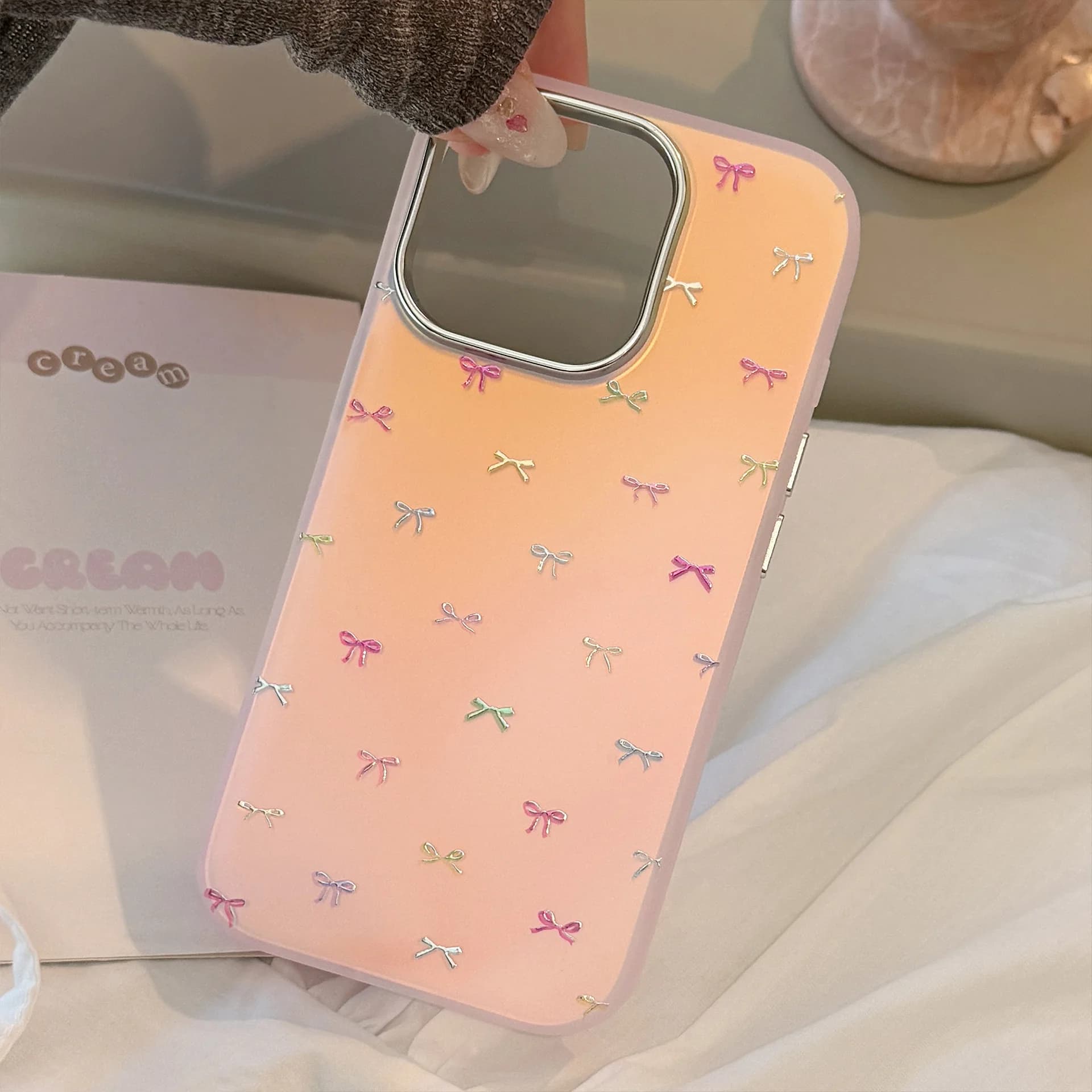 Custodia Protettiva Rigida Antiurto per iPhone 17 16 15 14 13 12 Pro Max con Motivo a Fiocco Colorato Coreano e Placcatura Laser
