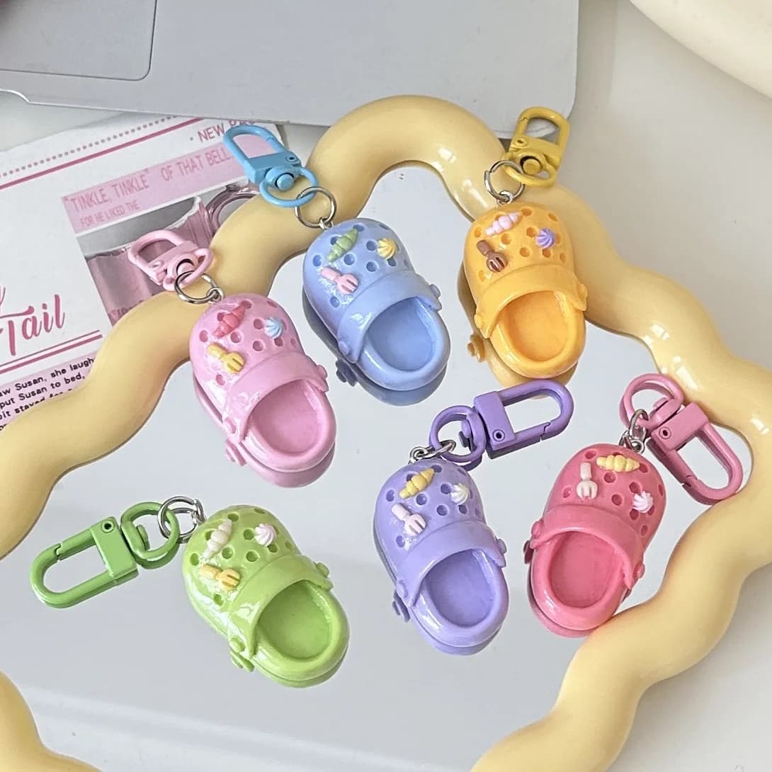 Cute clog keychains, fun cartoon simulated slipper pendants, accessories and gifts for couples and best friends to hang on schoolbags