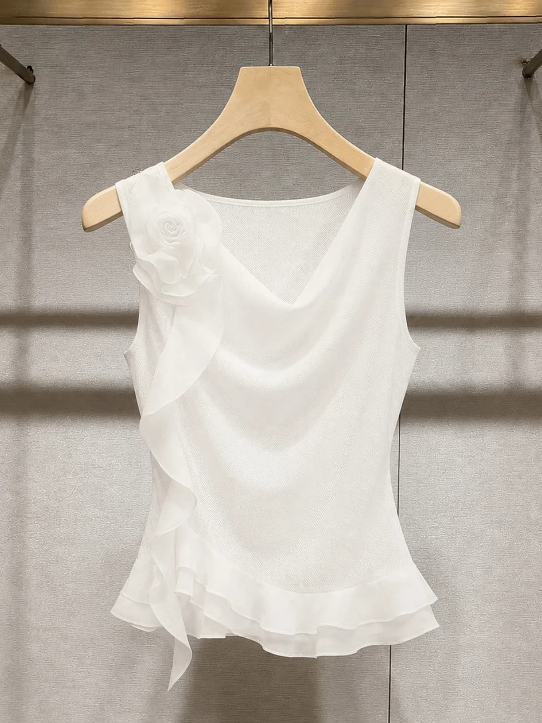 Elegant V-Neck Sleeveless Vest Women's Fashion Floral Design Summer Slimming Top Stylish Summer Trend Floral Lace Small Shirt