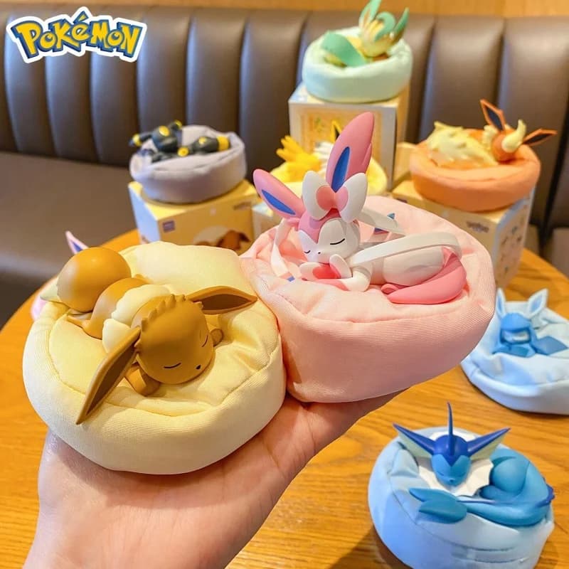 Serie Originale Pokémon Eevee in Posizione Dormiente - Blind Box con Sylveon, Umbreon, Flareon, Jolteon - Modellini Decorativi per Zaini Anime