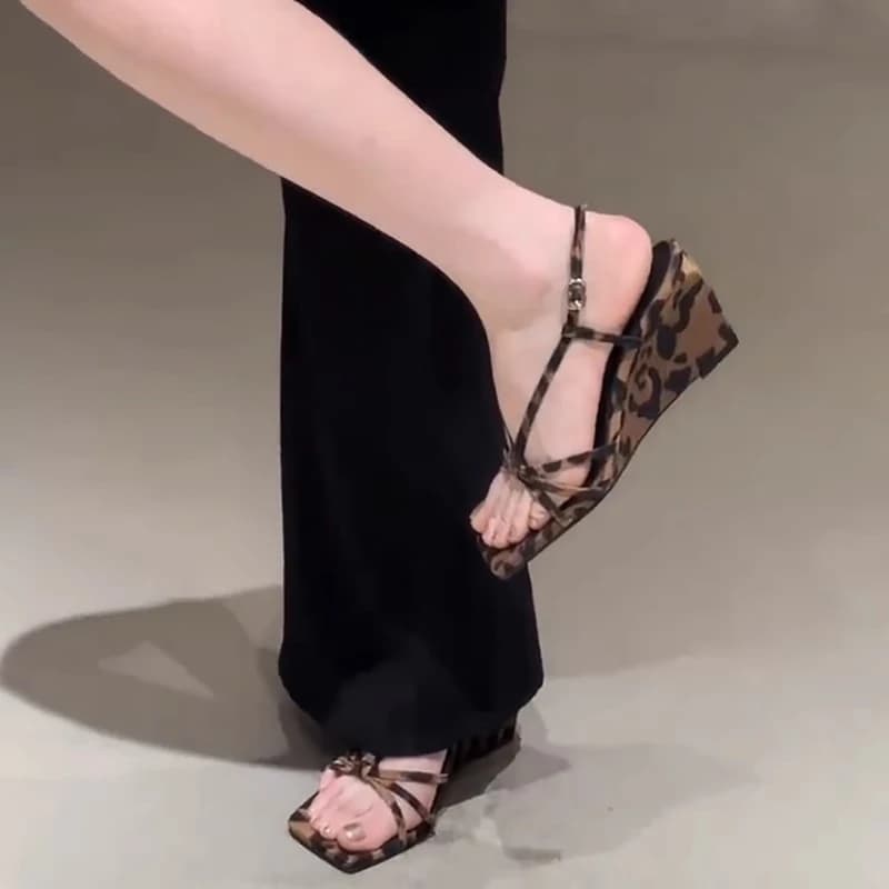 Sandali con zeppa leopardati Estate Nuova cintura sottile incrociata con testa quadrata con fibbia a linea Tacchi alti antiscivolo resistenti all'usura