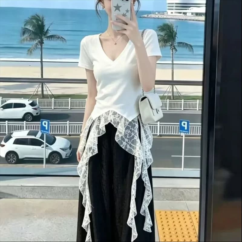 T-shirt da donna con pizzo irregolare, top a maniche corte con scollo a V e inserti, stile streetwear con nastro, per ragazze alla moda