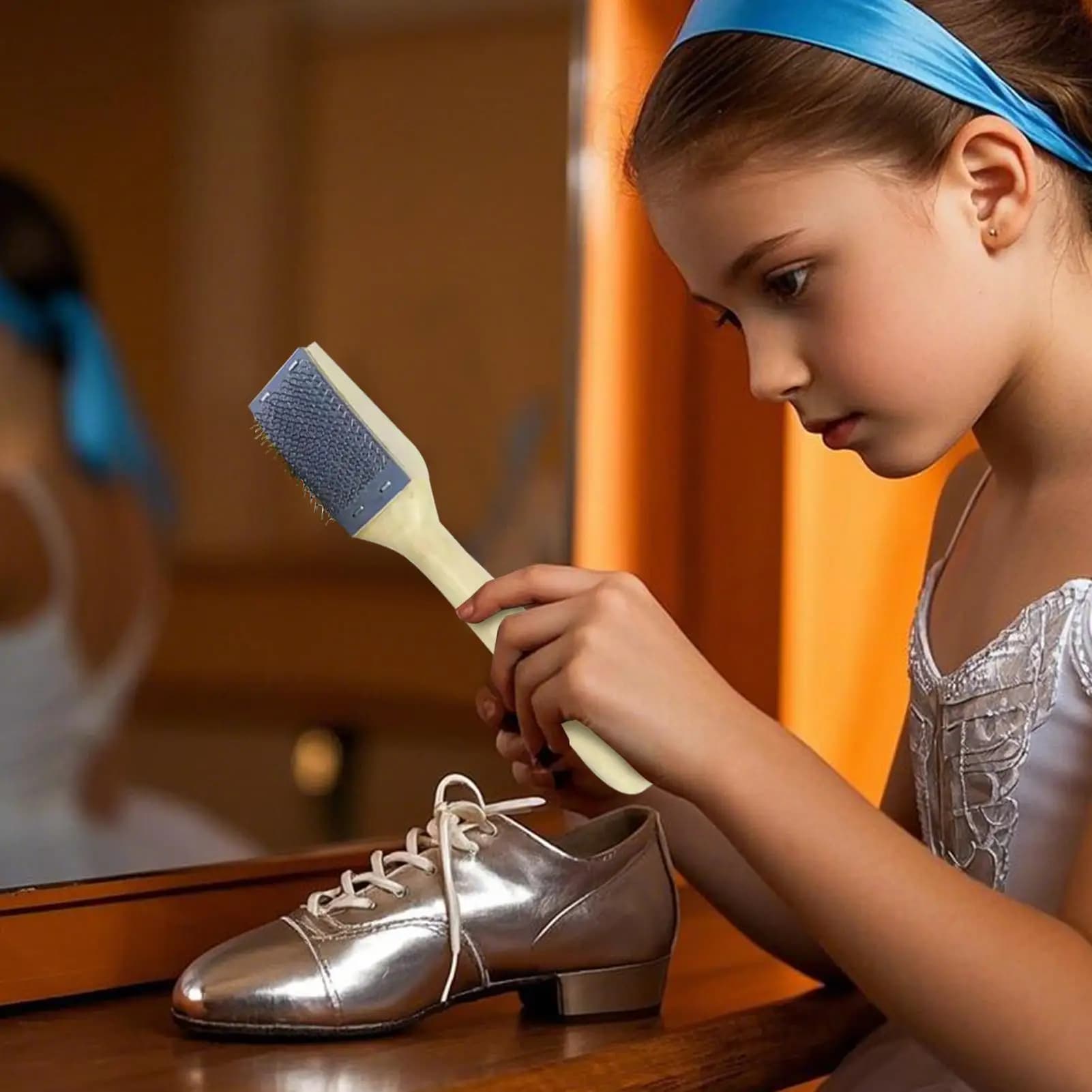 Spazzole per scarpe con manici in legno Scarpe da ginnastica Tacchi alti Scarpe da ballo per balletto Strumenti puliti Spazzola metallica con suola in pelle scamosciata per la pulizia della casa