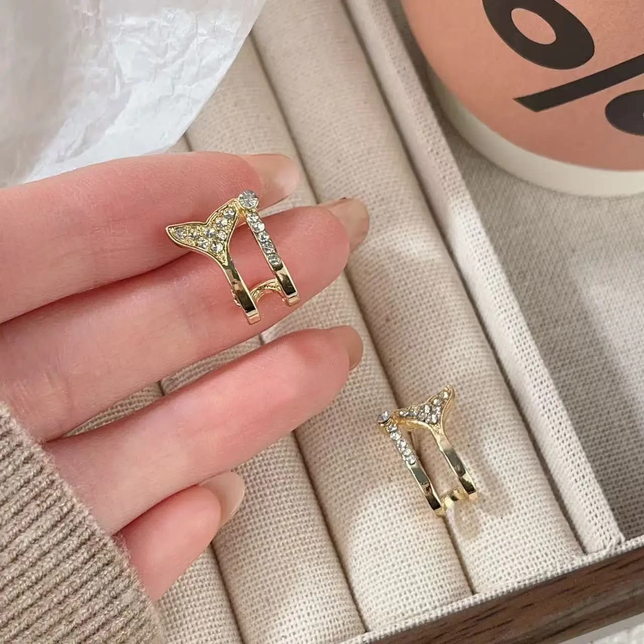 Korean micro-inlaid zircon fishtail earrings Korean high-end design earrings fashion temperament ear jewelry