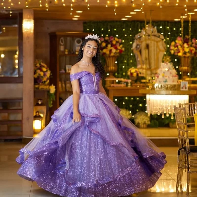 Abito Quinceanera viola lavanda lucido glitter dorato Stratificazione di pizzo Decalcomania Coda lunga Abiti da 15 Quinceanera Personalizza
