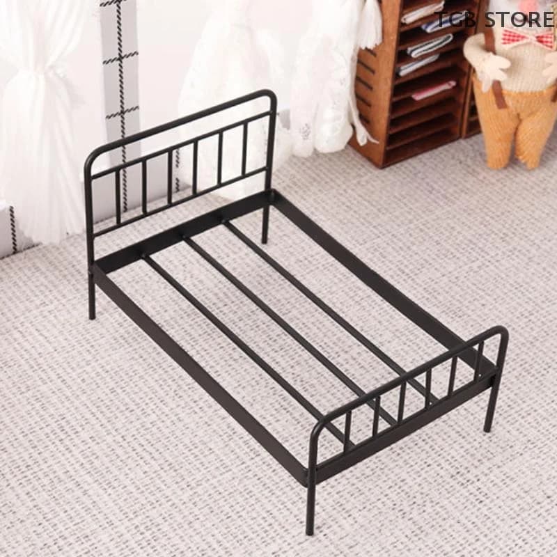 1 pz letto per bambola in ferro in miniatura modello mini letto per bambola mobili 1:12 casa delle bambole simulazione camera da letto accessori fai da te giocattoli