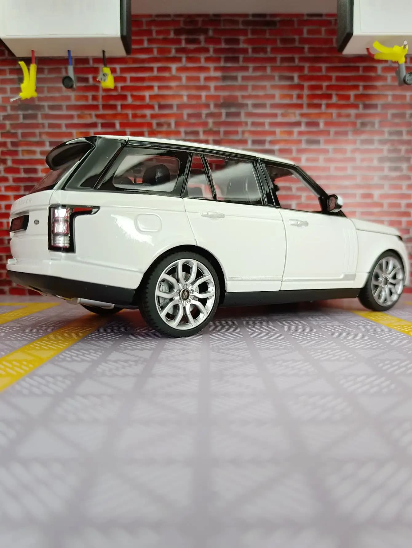 rastar 1:24 Land Rover Range SUV Alloy Car Model doors and hood can be opened suitable for collection and can be given as gift