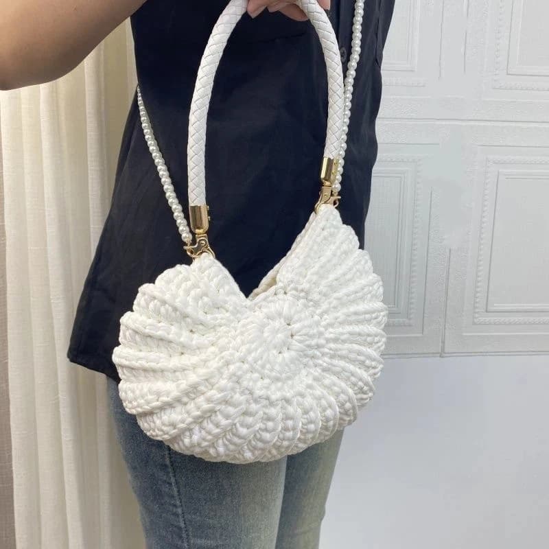 Borsa a tracolla a tracolla all'uncinetto lavorata a maglia conchiglia, borsa a tracolla da donna intrecciata a mano con catena di perle, borsa compatta elegante e delicata