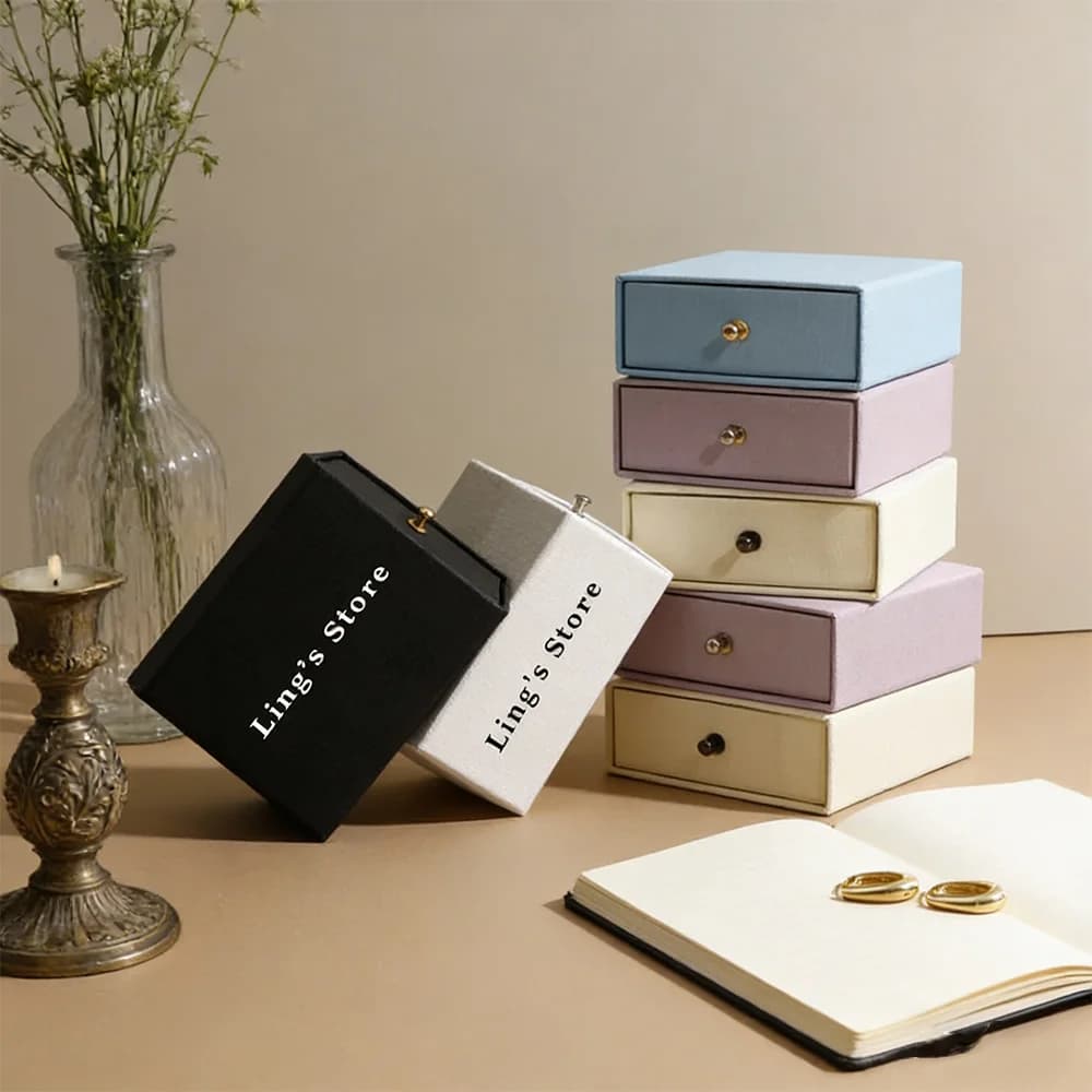 Scatola Personalizzata per Gioielli con Rivetti in Carta e Spugna Bianca 9x9x3.5cm, Custodia in Carta per Anelli, Orecchini, Borchie, Bracciali, Collane - Organizer