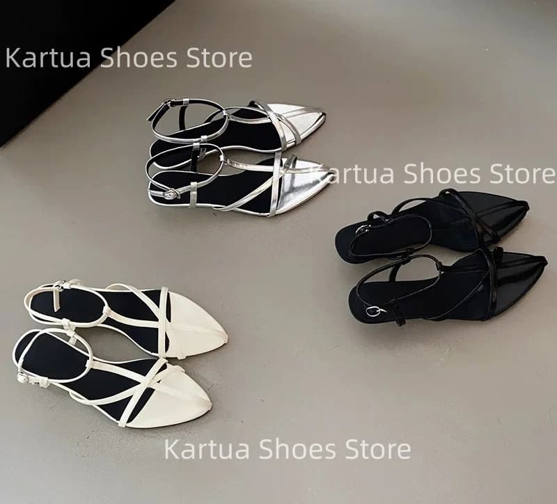 Sandali Slingback da Donna Neri in Pelle Verniciata con Punta Aperta e Suola Piatta, Dettagli con Cinturini Incrociati, Eleganza Urbana, Scarpe Classiche da Donna