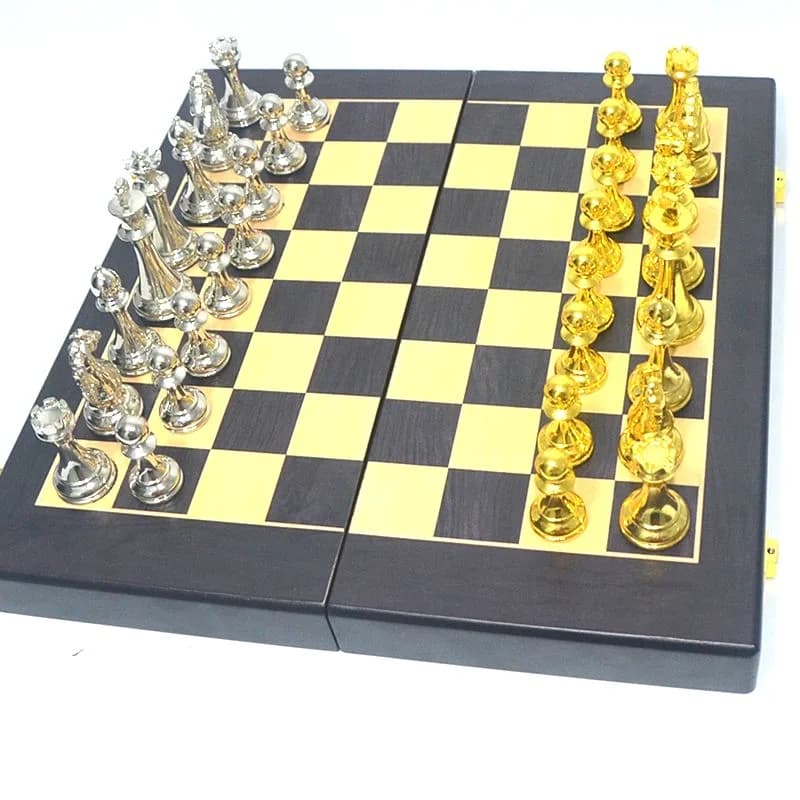 Set di scacchi in metallo di lusso Pezzo degli scacchi in argento dorato Giochi da tavolo pieghevoli portatili Giochi da tavolo per famiglie creativi per bambini