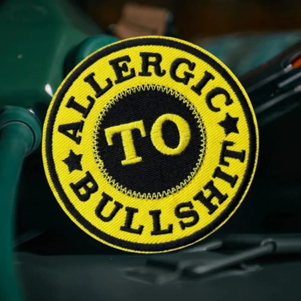 Patch Ricamato con Applicazione a Strappo 'Allergic To BULLSHIT' per Abbigliamento, Tattico, Militare, Zaino, Adesivo