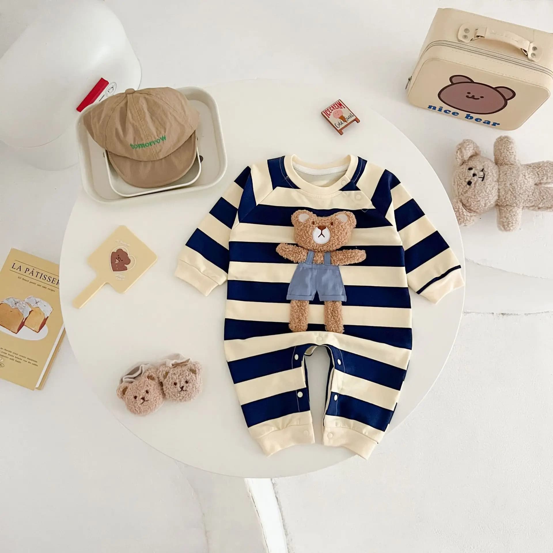 2024 nuovo pagliaccetto autunnale per bambola orso neonato applique stampa a righe pagliaccetto a maniche lunghe vestito unisex per bambini