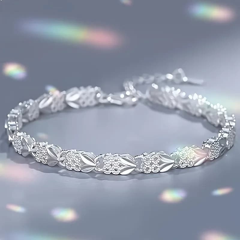 Un elegante bracciale in argento con raffinato motivo a foglie e chiusura regolabile | Adatto per l'uso quotidiano e come regalo.