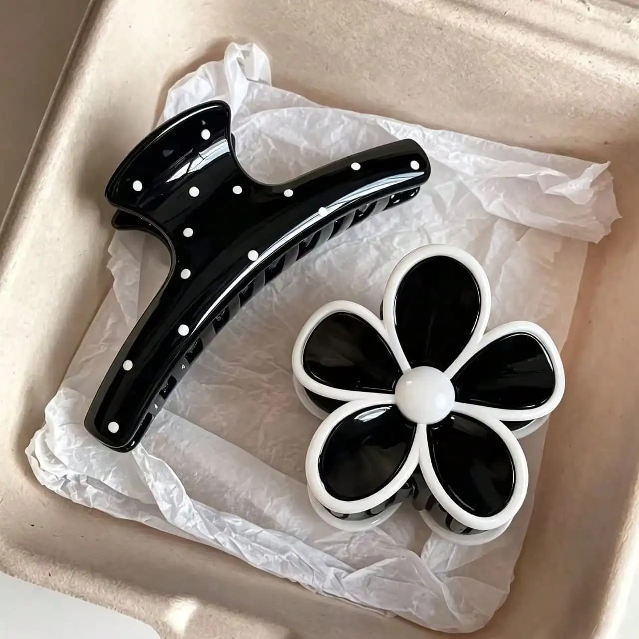 2Pcs Black White Polka Dot Flower Design Hair Claw Clips Large Non-Slip Shark Clip For Thick Hair Retro Elegant Hair Accessories For Women Daily/Party