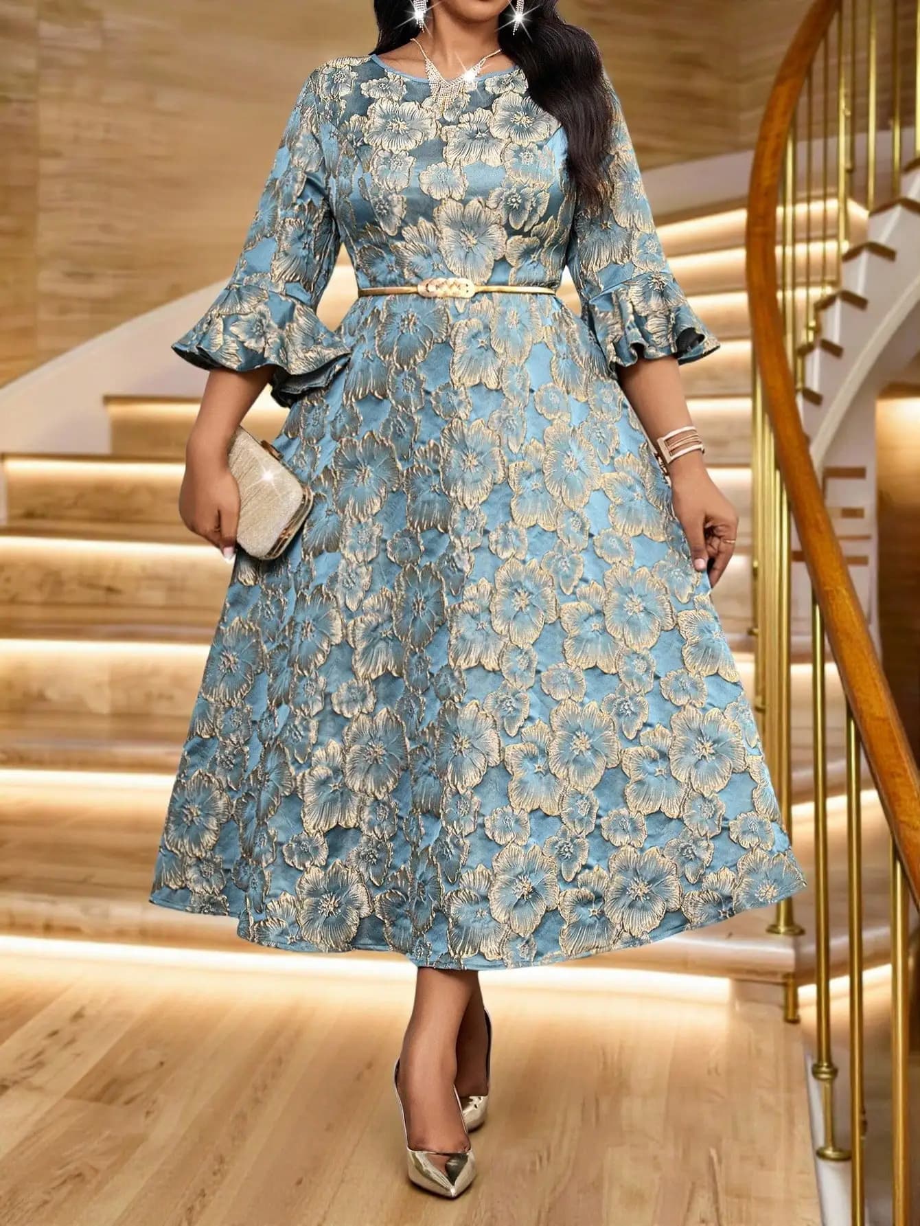 Elegante abito midi jacquard floreale con maniche a campana e cintura per feste serali