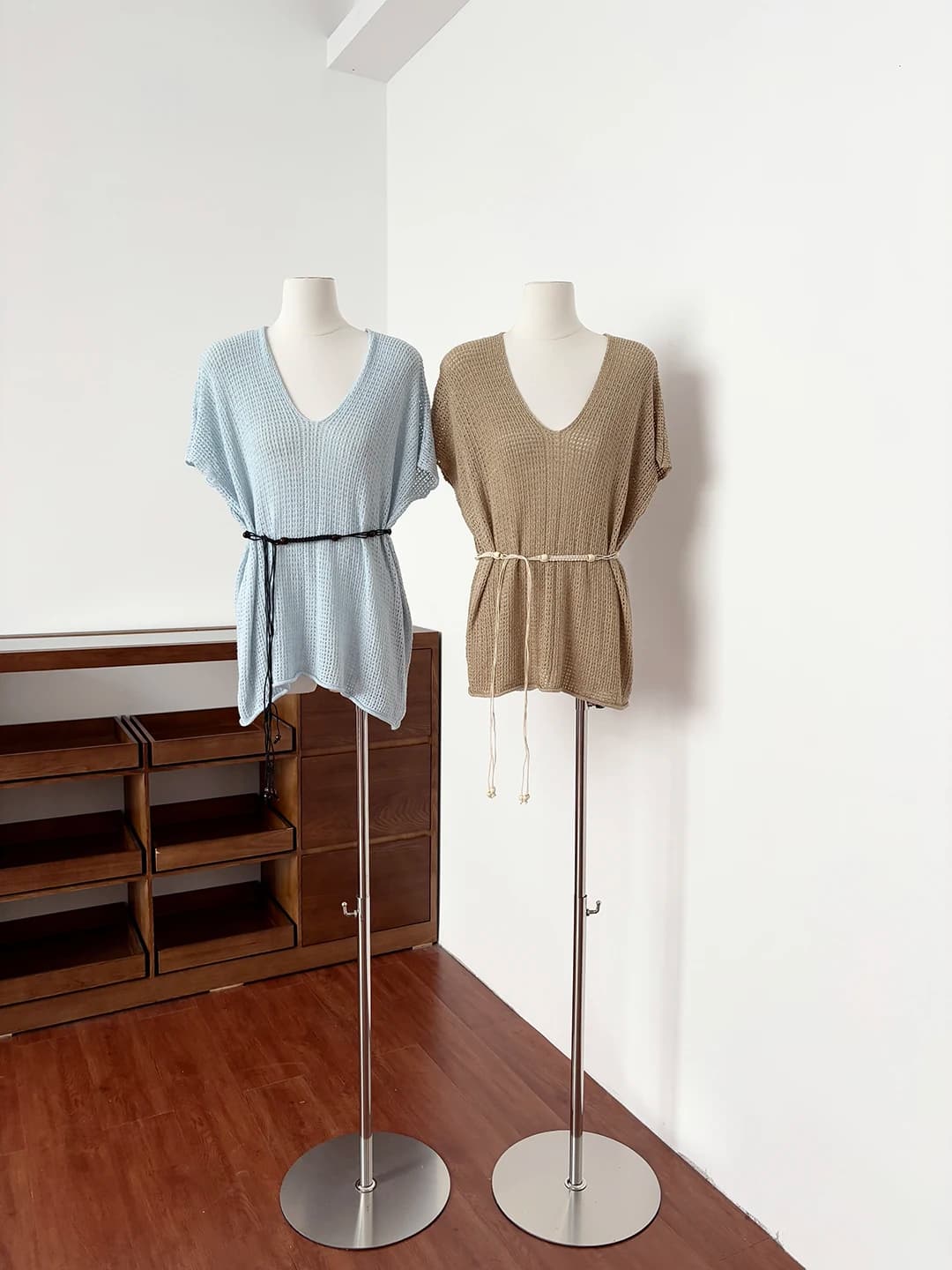 Maglione da donna a maniche corte con scollo a V, lavorazione traforata, stile ampio con cintura, moda estiva casual, in fibra di poliestere, pezzo unico.