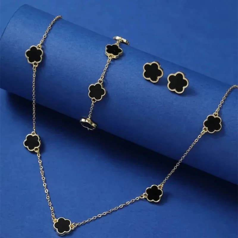 Fortunato fiore a cinque petali Bracciale con trifoglio a cinque foglie Orecchini Collana Set di tre pezzi per donna Accessori alla moda Gioielli per feste