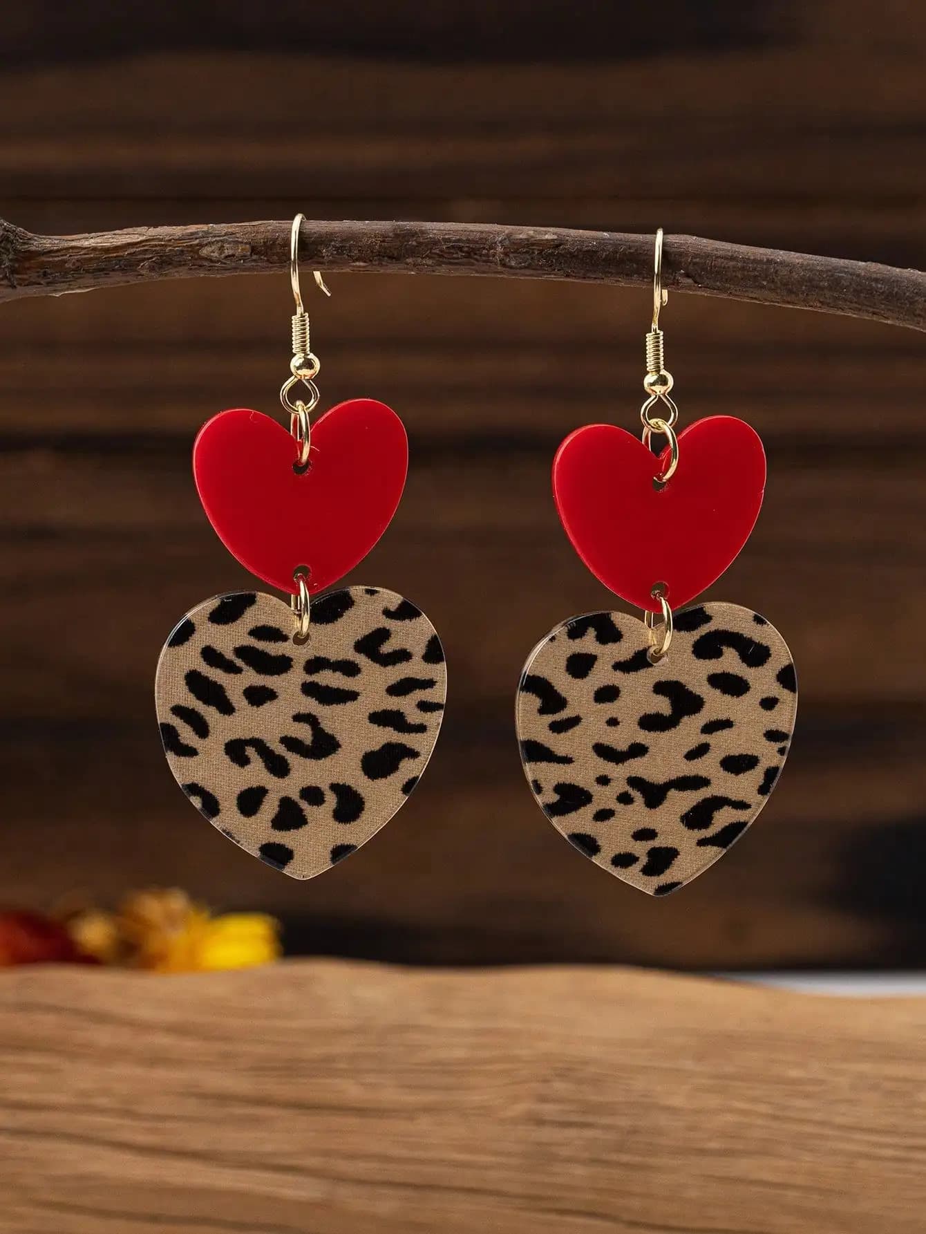 Orecchini pendenti in acrilico con stampa leopardata e cuore rosso per donna, gioielli audaci per feste, adatti anche per l'uso quotidiano