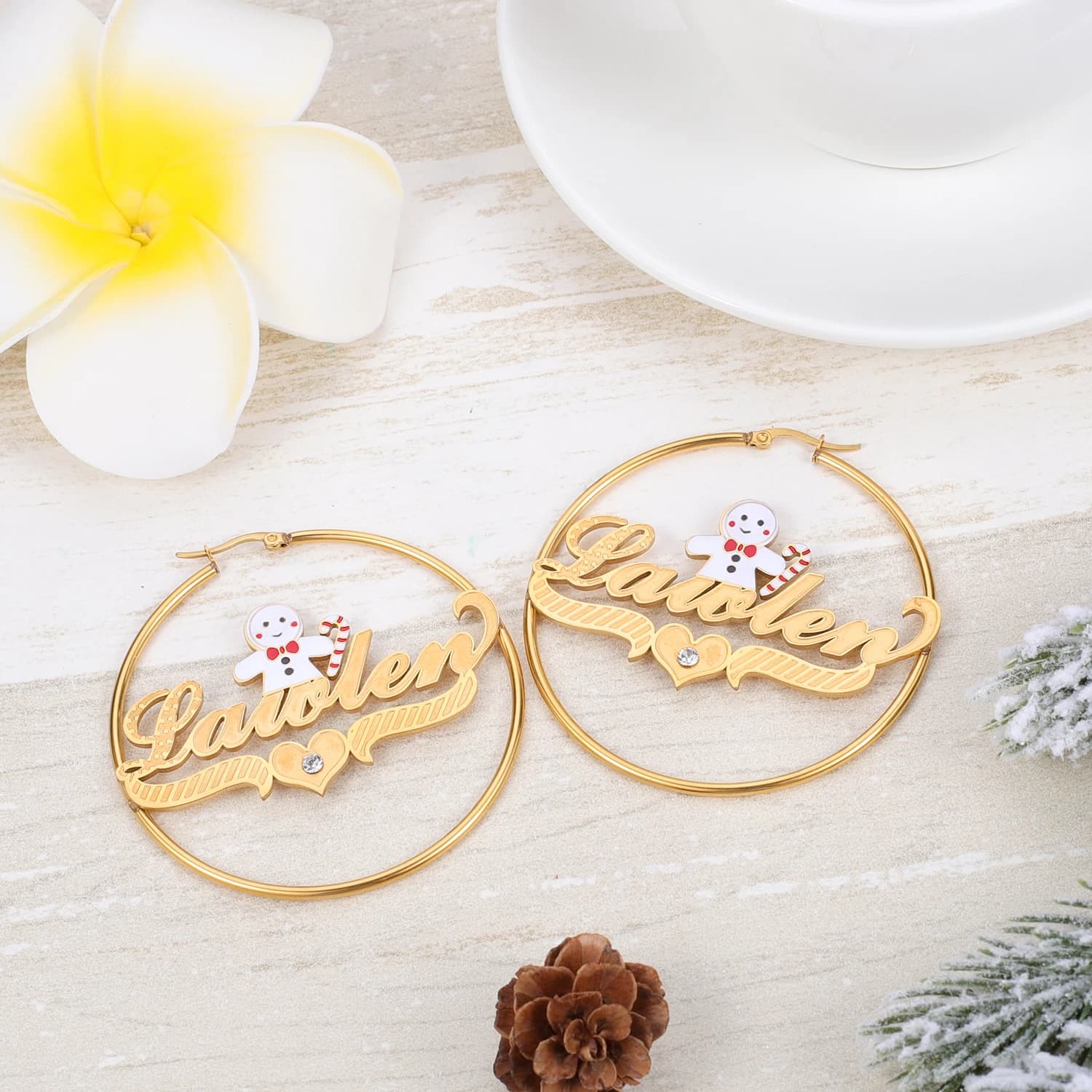 Dascusto Orecchini con nome personalizzato Natale Gingerbread Man Design Gioielli festivi personalizzati bicolore per donna