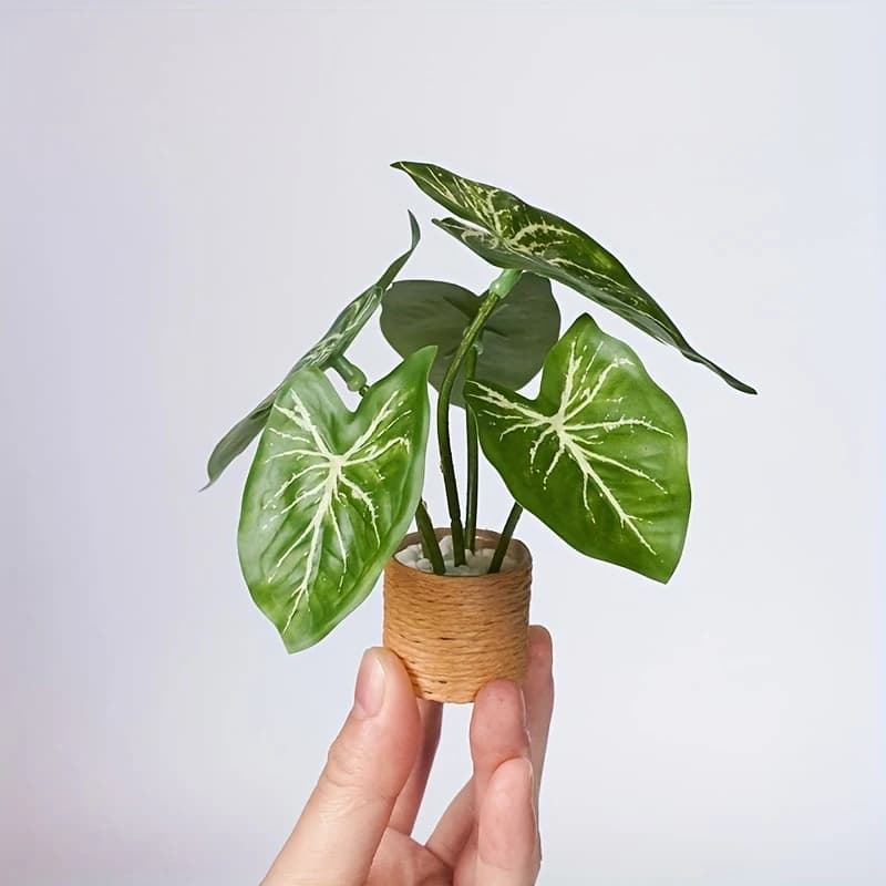 Mini Alocasia Artificiale, con Venature Bianche, Vaso Intrecciato a Mano, Decorazione per Casa delle Bambole e Tavolo, Pianta Tropicale Finta, Regalo