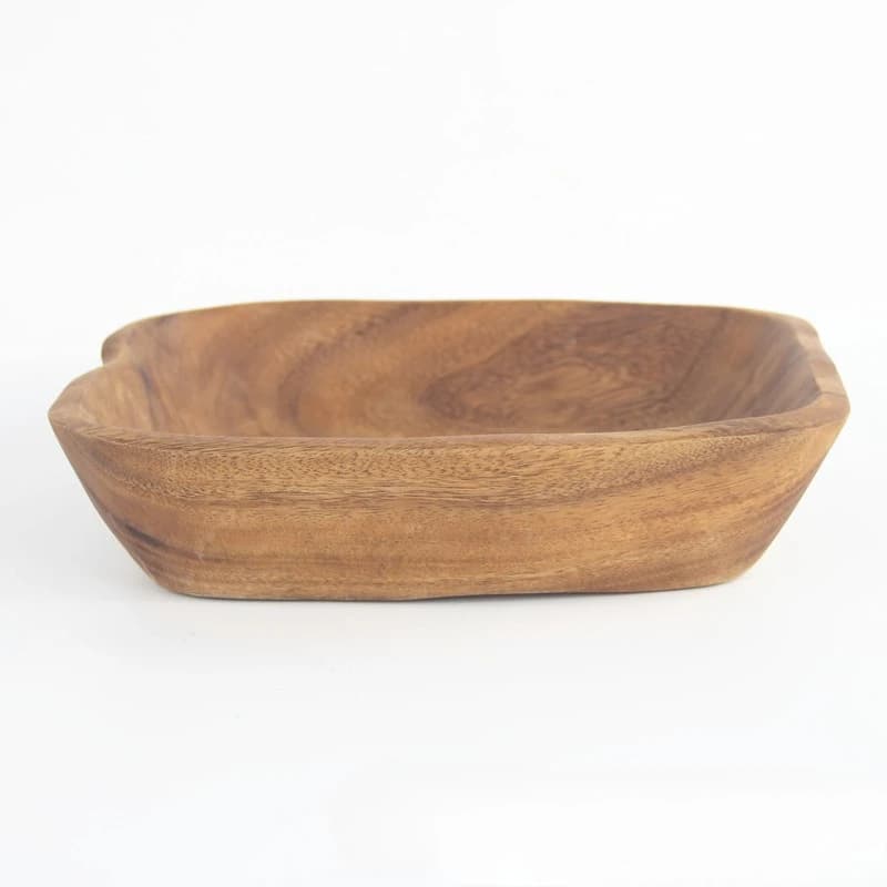 I produttori vendono piatti di frutta con radice di abete e noci, snack, vassoi di frutta secca, case in famiglia, decorazioni per il desktop, ornamenti