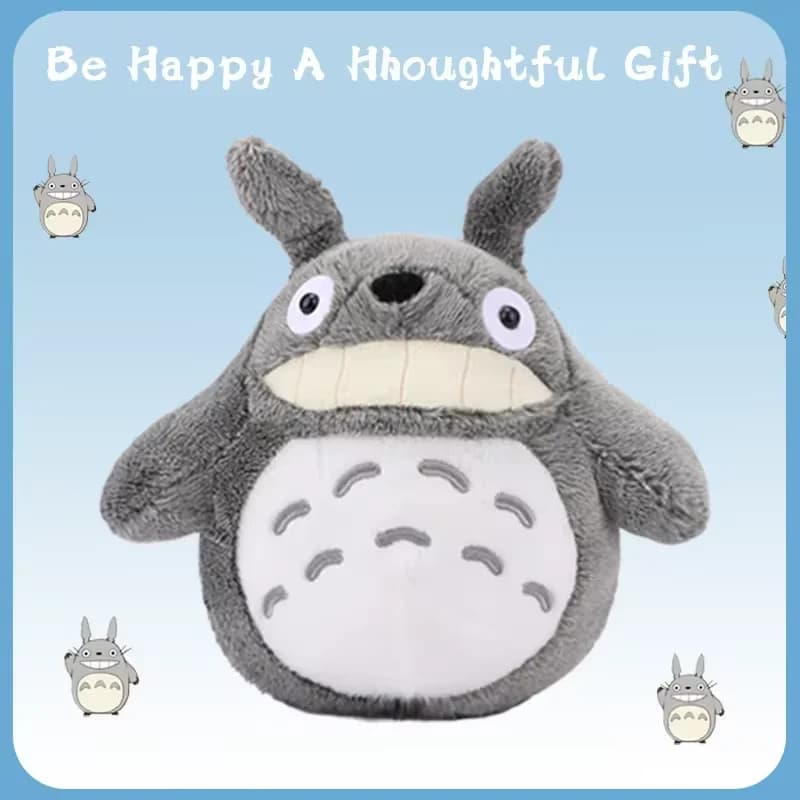 Simpatico personaggio animale morbido cartone animato con denti nudi, gatto, peluche animato intorno a un divertente regalo di compleanno per un bambino che dorme compagno