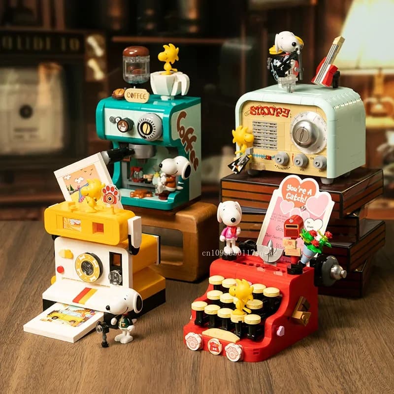 2025 Nuovo Snoopy Retro Series Splicing Block Macchina da caffè Macchina da scrivere Collezione di assemblaggio Modello Giocattolo per bambini Regalo di festival