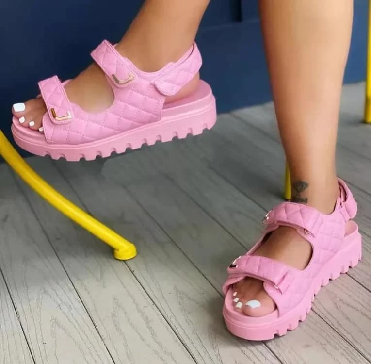 Sandali casual da donna di design, nuovi, antiscivolo, comodi, traspiranti, per esterni, nei colori marrone chiaro, bianco, nero, rosa.