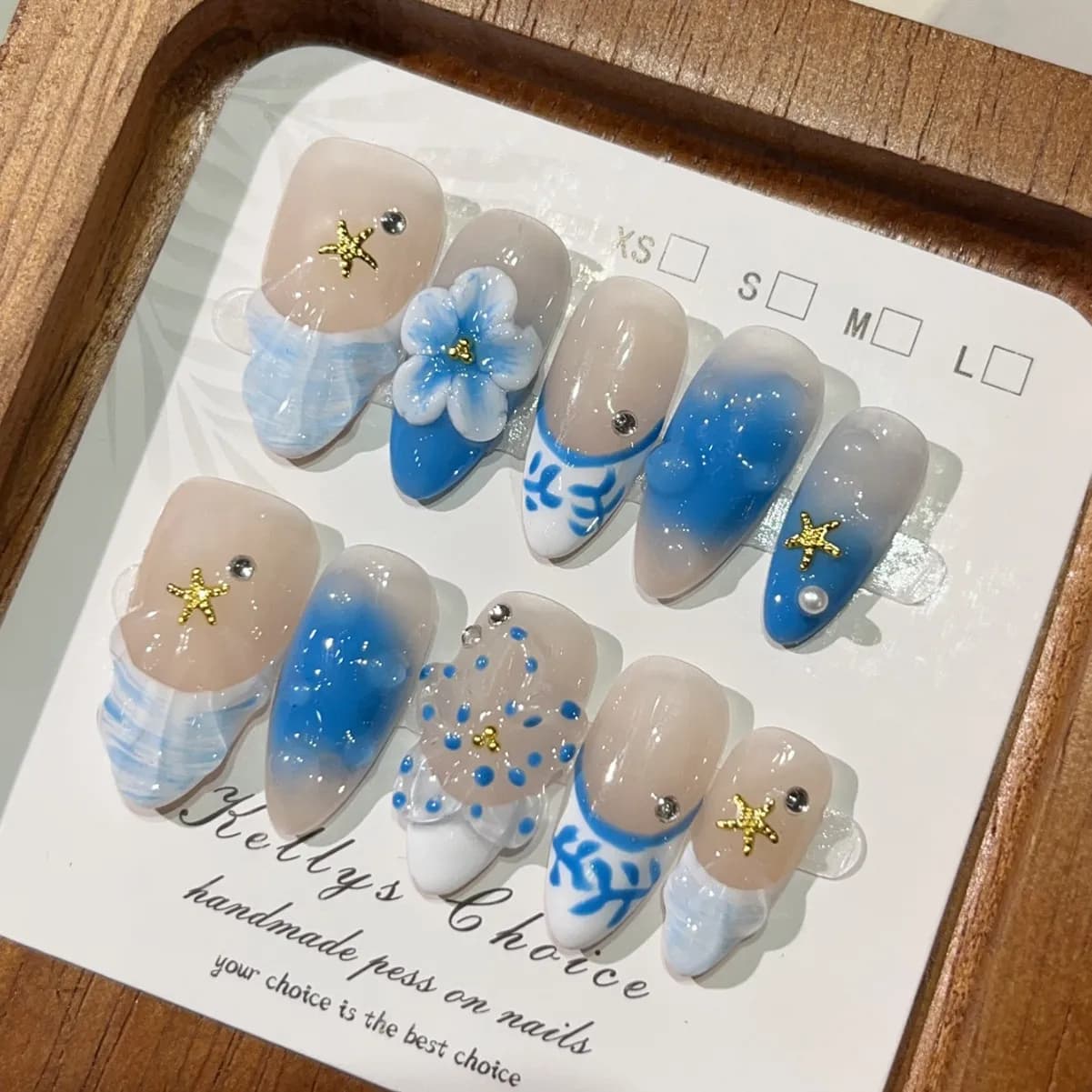 10 pezzi Summer Island Style unghie finte copertura completa fiore in rilievo dipinto a mano blu tinto nail art stella marina in oro stick su unghie di mandorla