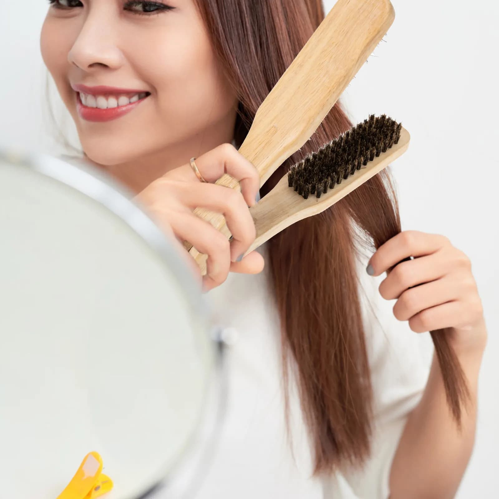 Pettine lisciante in legno con setole dense e impugnatura ergonomica per styling quotidiano, viaggi e uso domestico (1 pezzo)