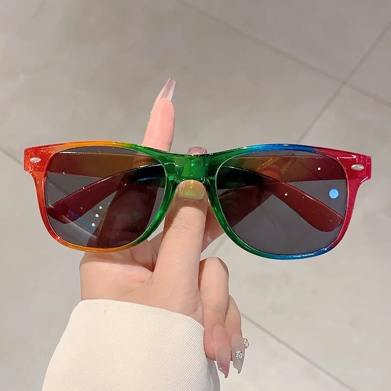 Occhiali da Sole Trendy con Montatura Arcobaleno, Sottili, Protettivi UV, Stile Street Fashion, Abbinabili a Tutto