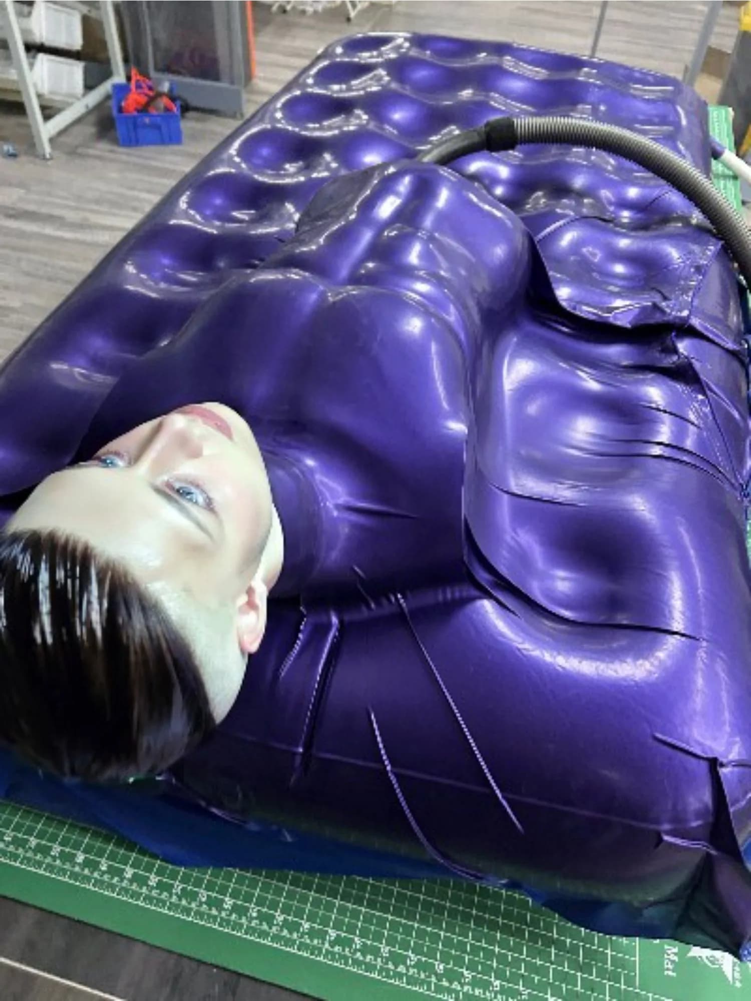 Catsuit con sacco a pelo in lattice personalizzato Borsa gonfiabile fatta a mano Guanti in gomma Tuta per uomo cosplay