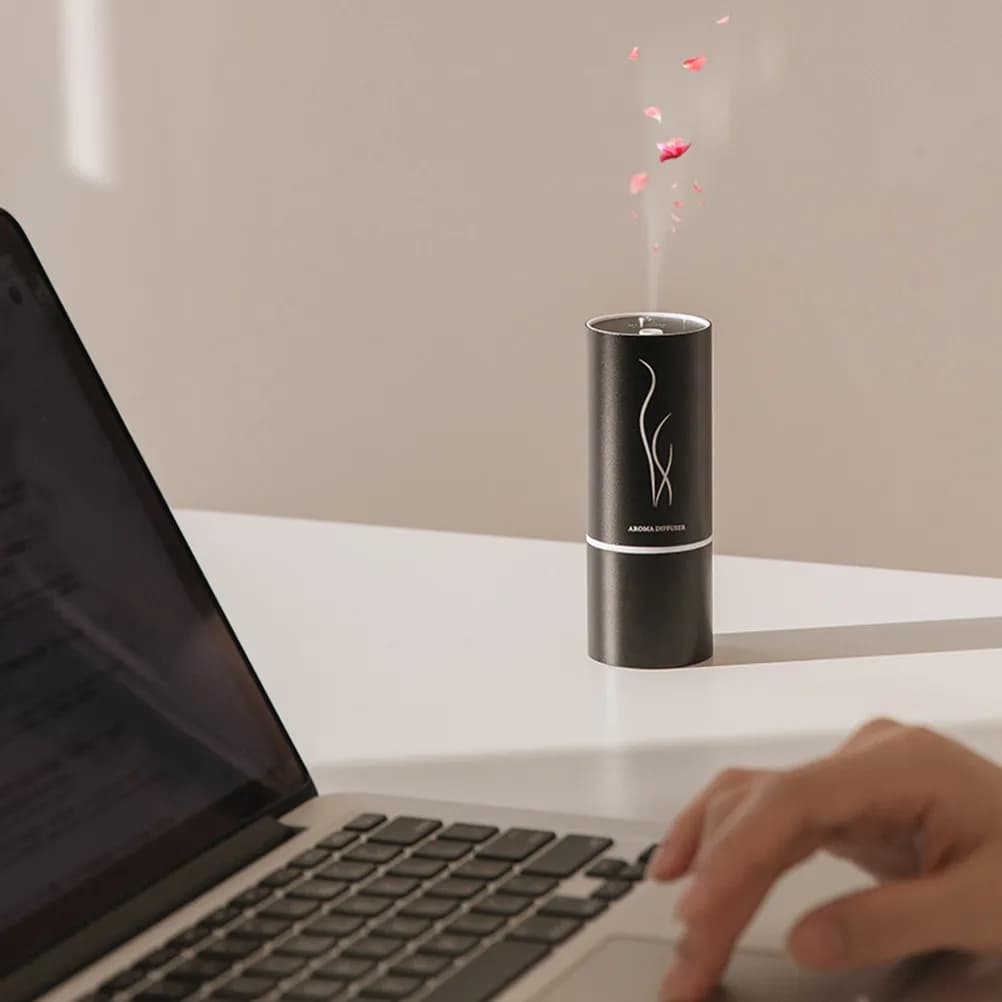Diffusore di Aromi Compatto con Umidificatore e Ricarica USB per Auto, Viaggi e Casa, Olio Essenziale per Aria Fresca e Cura della Pelle