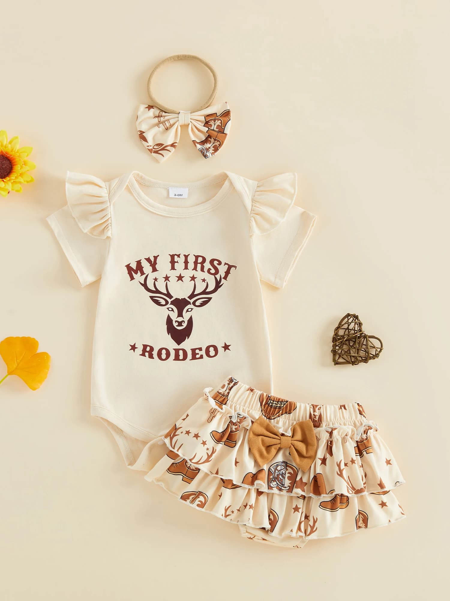 Completo estivo da bambina in 2 pezzi, top senza maniche con stampa floreale, pantaloncini con volant e fascia coordinata per bambine