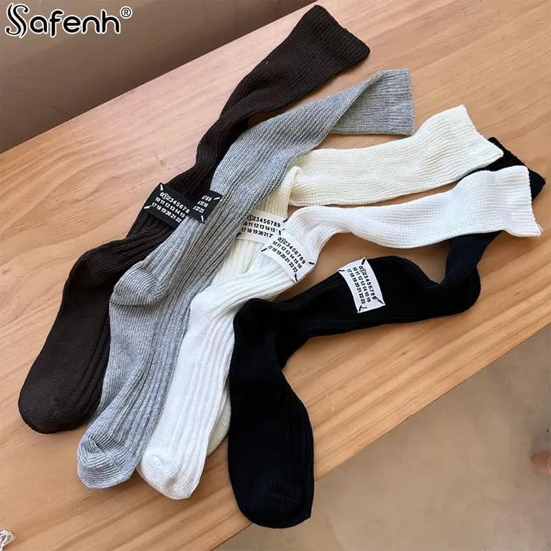 1 paio di calzini lunghi in tinta unita da donna, numeri di etichette in tessuto, calzini a tubo lungo, cotone sportivo Casual, da esterno, calzino al ginocchio