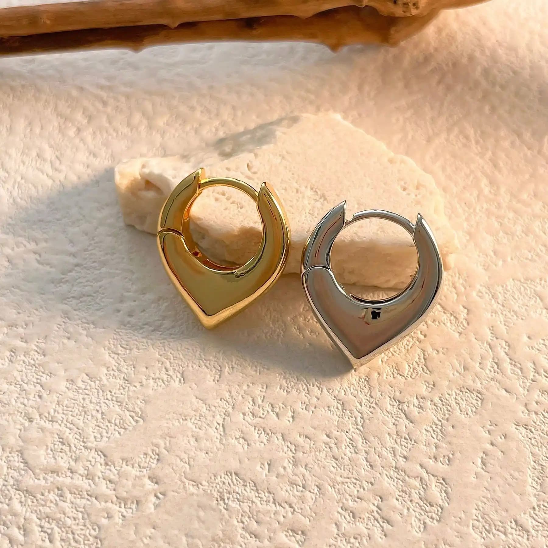 Gold-plated Geometric Ear Cuffs, Sophisticated and Elegant, with A Refined European and American Style, Perfect for Trendy Teardrop Earrings.
