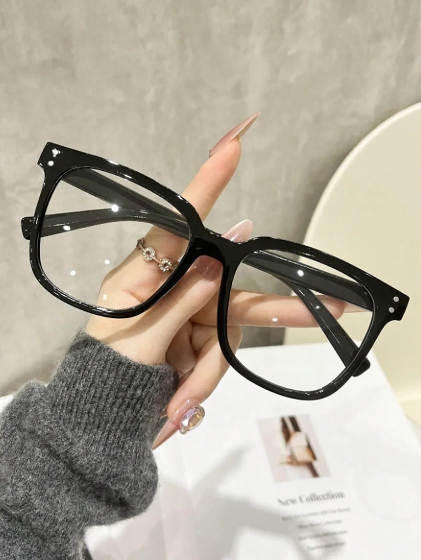 Montatura per occhiali classica nera quadrata per donna e uomo, occhiali ottici con lenti trasparenti anti luce blu e decorazioni a due punti argentati, occhiali alla moda con montatura spessa per ufficio, lettura, uso quotidiano e passeggiate, personalizzabili con prescrizione per miopia, come regalo di compleanno o festività per studenti