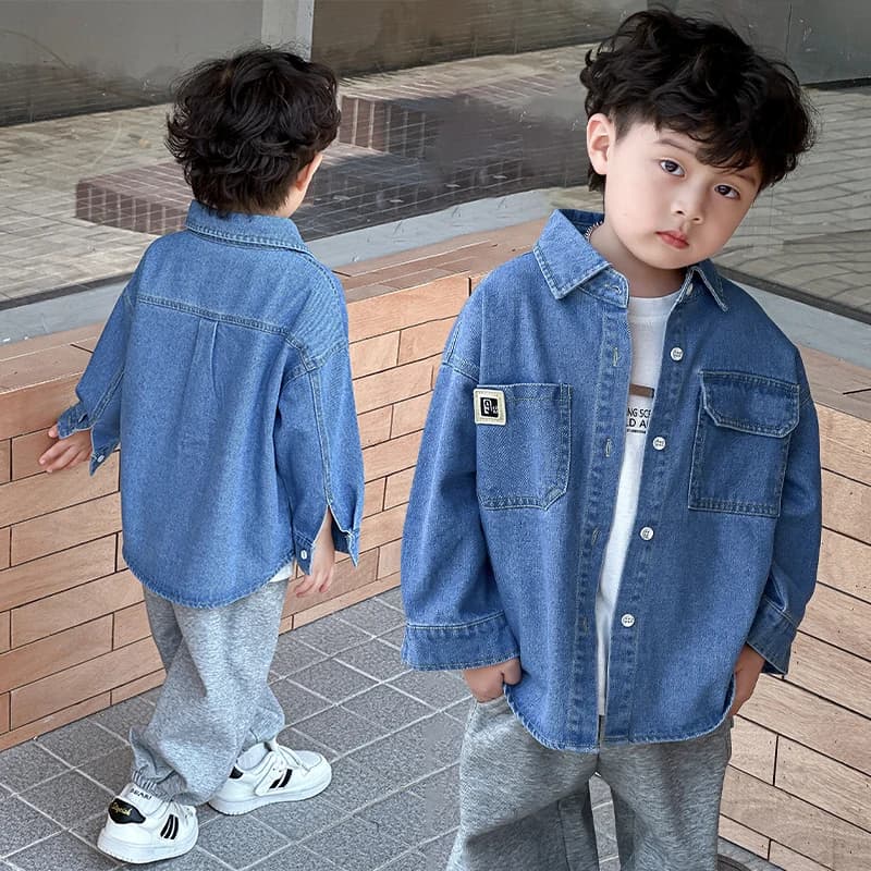 Giacca di jeans per bambini dal design classico con tasche frontali per ragazzi, outfit casual, cappotto di jeans alla moda per bambini dai 2 ai 9 anni