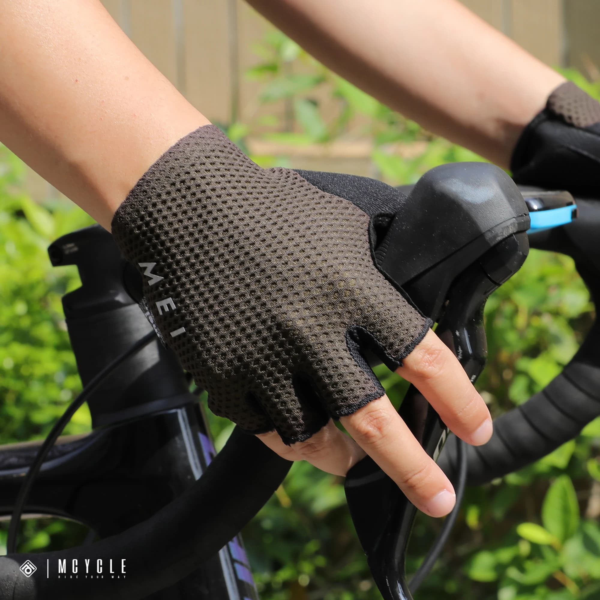 Mcycle Breathable Half-Finger Sports Gloves Reflective Road Bike Riding Gloves Shock-Absorption Cycling Outdoor Gloves
