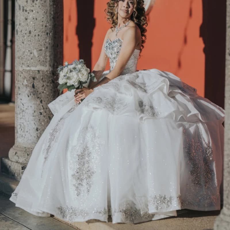 Abiti Quinceanera Abito da ballo lucido con spalle scoperte Abito dolce 16 Abito con applicazioni di pizzo Perline Tull di cristallo a strati Festa di compleanno Vestido