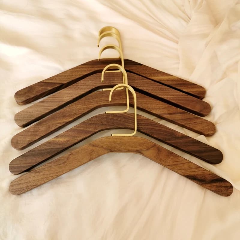 Appendiabiti in legno massello Ganci in ottone Espositore per negozi di abbigliamento per la casa Armadio per cure speciali con vestiti senza cuciture in noce nera 1 pezzo