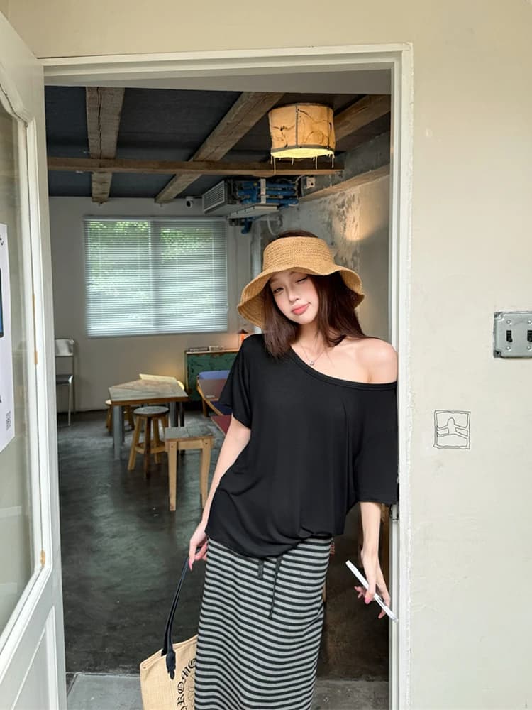 Set Due Pezzi Estivo da Donna: T-Shirt con Spalle Scoperte e Gonna Tubolare Dritta, Stile Casual alla Moda