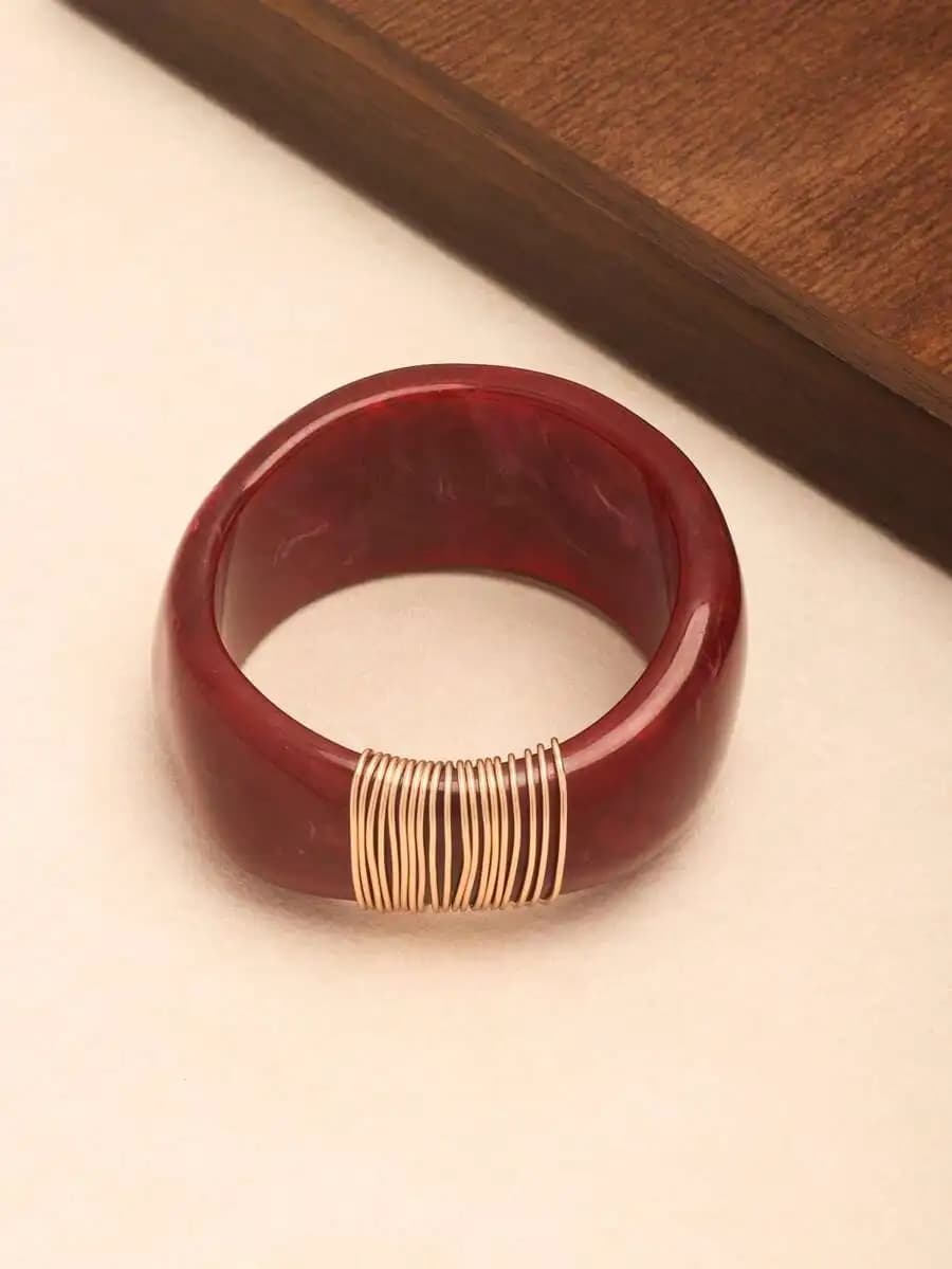Bracciale Rigido in Resina Rossa con Dettaglio Avvolto in Filo, Gioiello di Moda in Stile Vintage