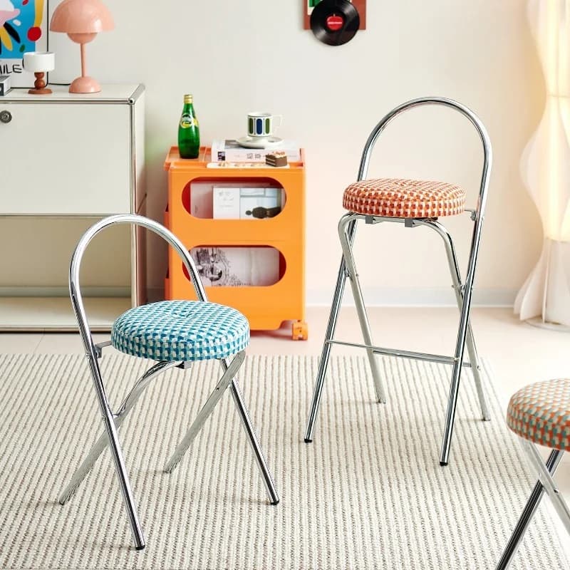 Set di 2 sgabelli da bar pieghevoli colorati, impilabili, con seduta imbottita e telaio in metallo rinforzato, portatili