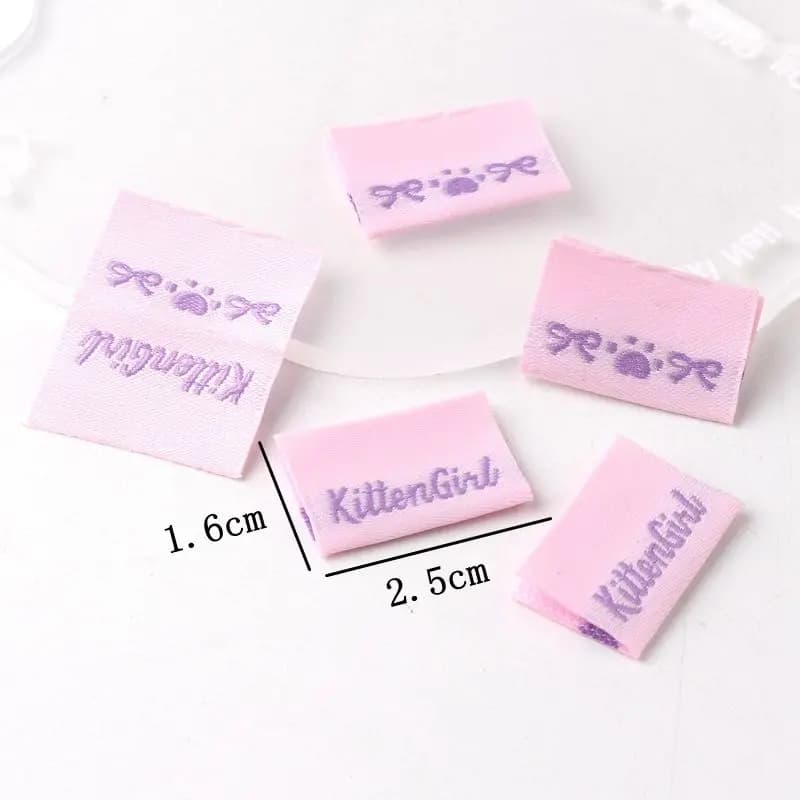 Etichette tessute ricamate con design a fiocco | Forniture artigianali per fermagli per capelli fai-da-te | Etichette personalizzate in tessuto con lettere inglesi per realizzare bambole