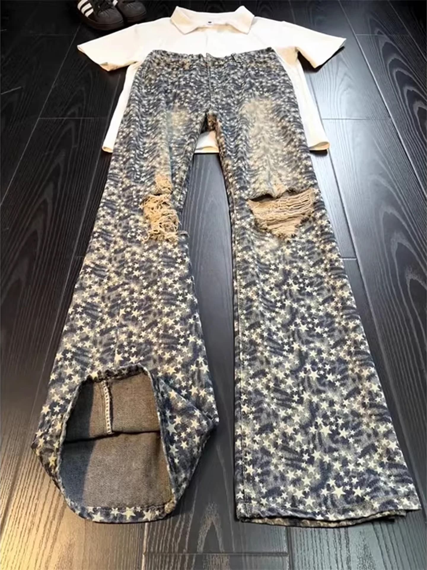 Jeans in denim da uomo con stampa Blue Star e ricami, stile American High Street, con dettagli a taglio e drappeggio, modello micro svasato