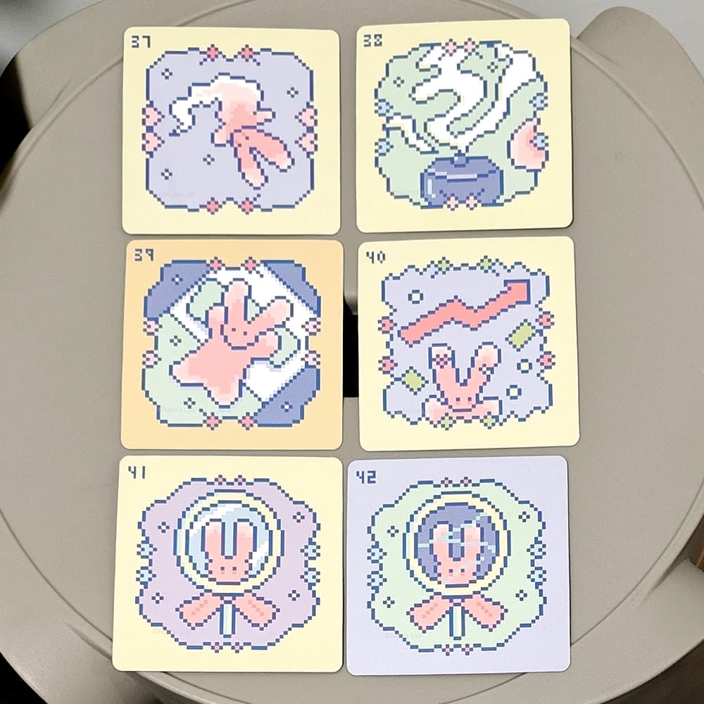 Mazzo di Lenormand rosato Kawaii Pixel Art da 7x7 cm - 42 simpatici biglietti oracoli di coniglio per divinazione, mini mazzo quadrato in cartoncino goffrato