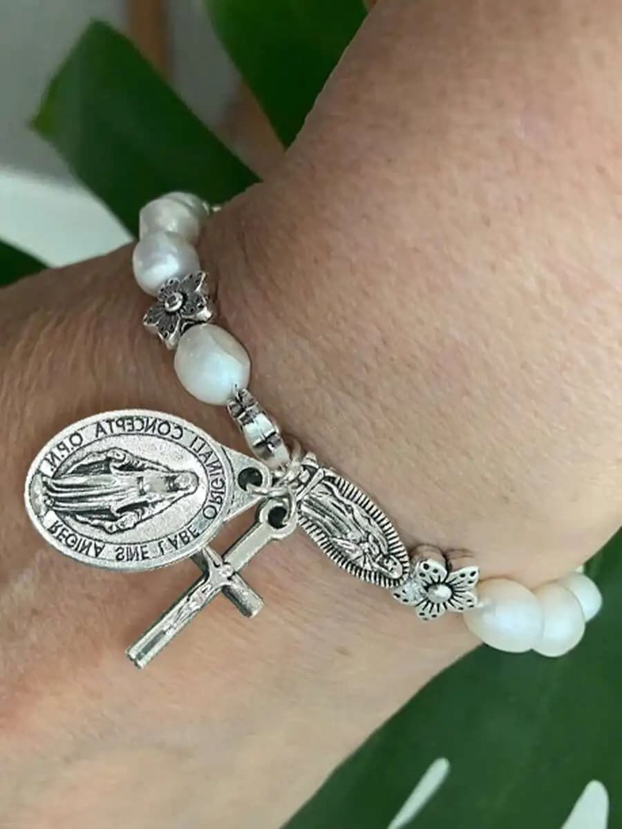 Elegante braccialetto religioso con perle finte, dettagli floreali, medaglia della Vergine Maria e ciondolo a croce per l'uso quotidiano unisex.